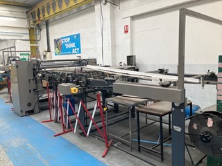 Vollautomatische Bündelungs- und Umreifungsmaschine mit Kartonpressensystem und Vollautomatische Bündelungs- und Umreifungsmaschine mit Kartonpressensystem und